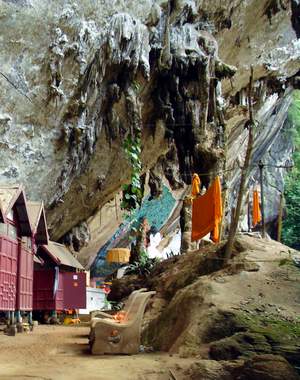 Современные хижины монашеской буддиской братии в джунглях. Таиланд. Провинция Краби.(фото Лимарева В.Н.) 