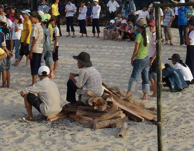 Пионерский лагерь в Хойан (Вьетнам).Дрова для пионерского костра. (фото Лимарева В.Н.)