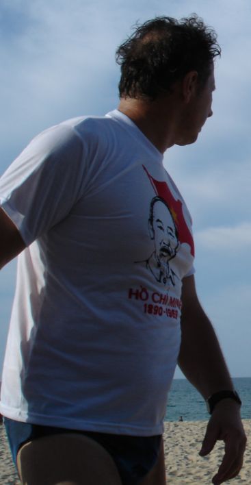 Портрет Хошимина на футболке туриста.