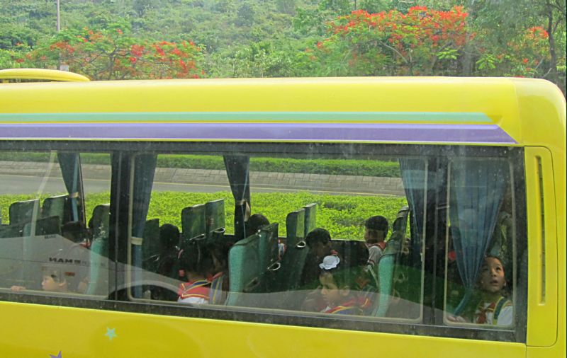 Автобус с китайскими пионерами в Гонконге. Фото Лимарева В.Н.