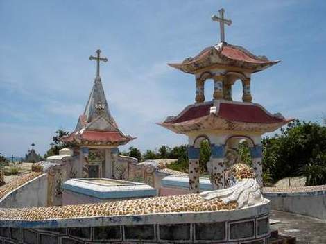 Кладбище у католического поселка.(Вьетнам. Дананг.  фото Лимарева В.Н.)