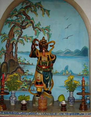 Одно из вьетнамских божеств, местный бодхисаттв (святой). (Вьетнам. Дананг. фото Лимарева В.Н.)